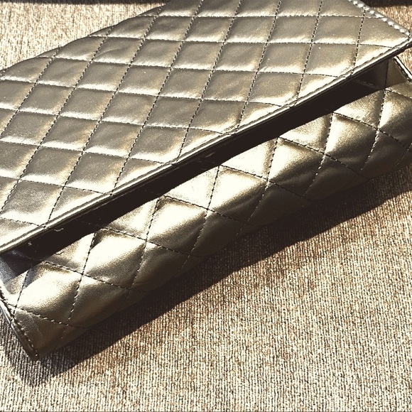 Womens Ashley Stewart Versatile Quilted Clutch - Picture 4 of 10